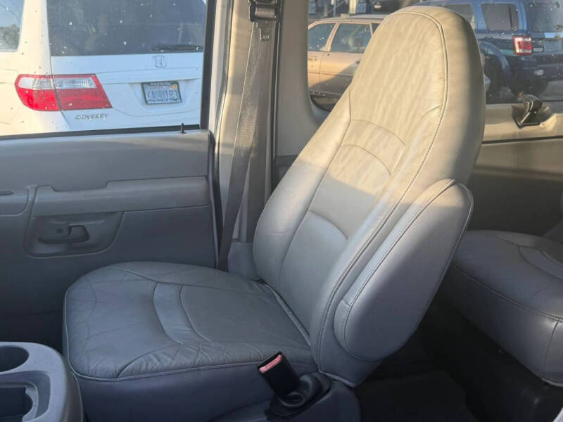 2004 Ford E-Series E-150 Chateau