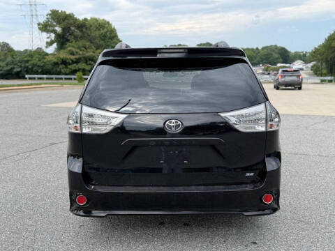 2017 Toyota Sienna SE 8-Passenger