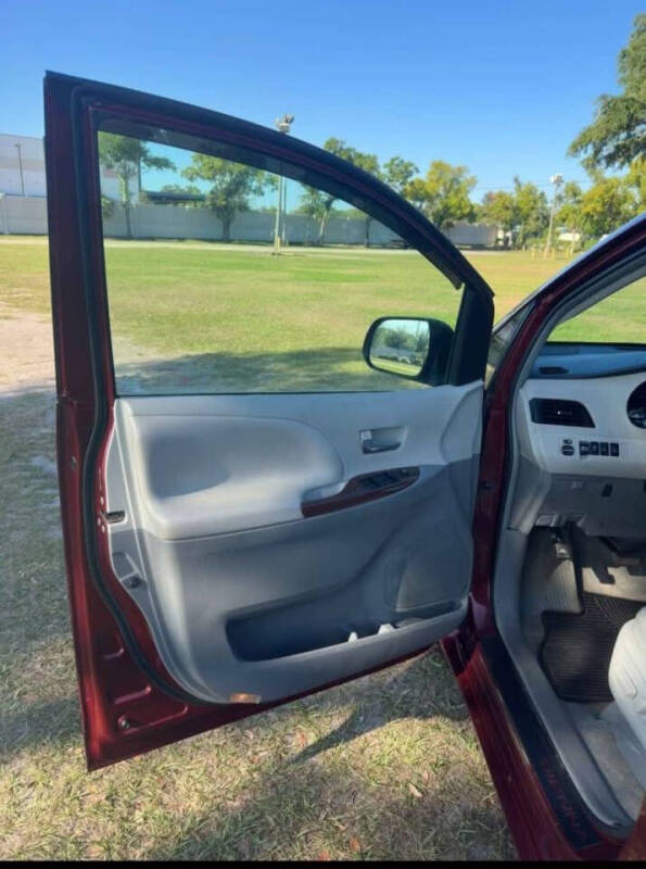 2013 Toyota Sienna XLE 8-Passenger
