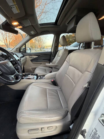 2021 Honda Pilot Touring w/Rear Captain's Chairs