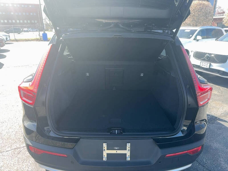 2025 Volvo XC40 B5 Core Bright Theme