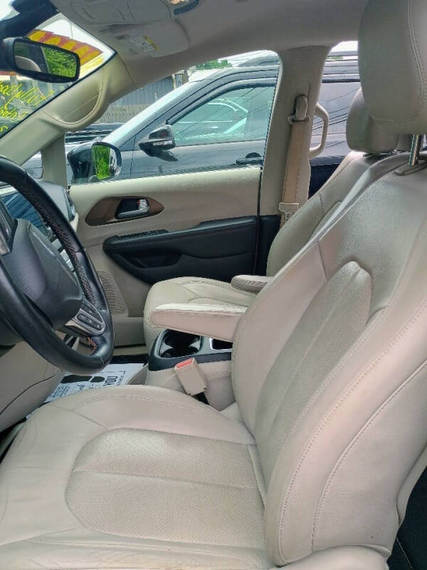 2017 Chrysler Pacifica Touring-L Plus