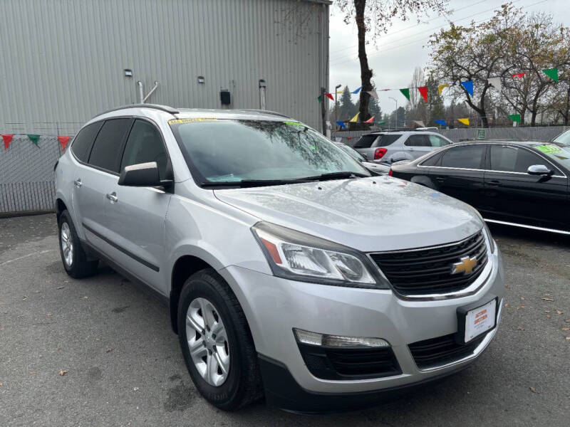 2017 Chevrolet Traverse LS photo 2