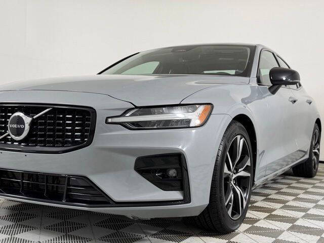 2024 Volvo S60 B5 Core Dark Theme