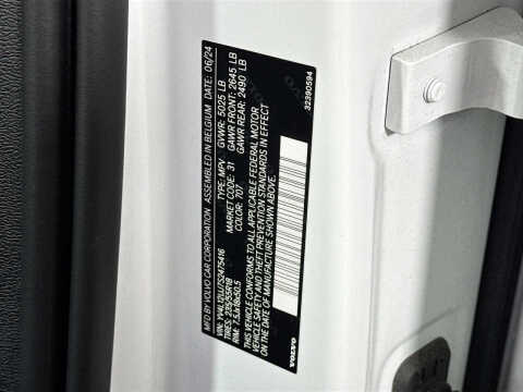 2025 Volvo XC40 B5 Core Bright Theme