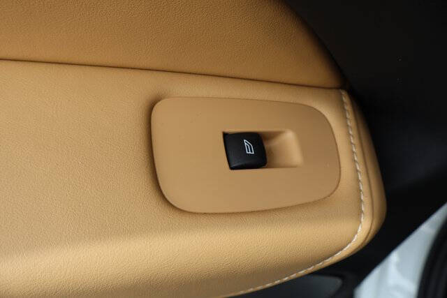 2024 Volvo XC60 Recharge T8 Ultimate Dark Theme