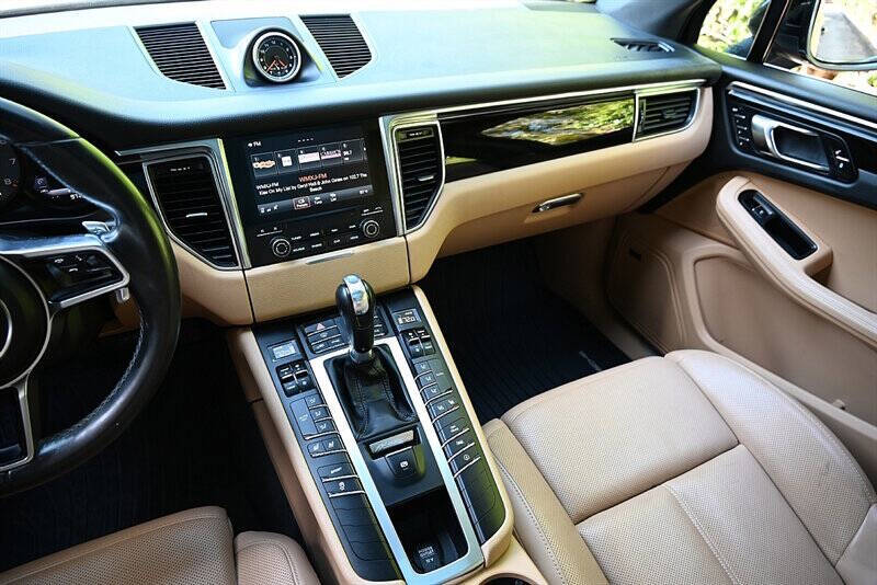 2017 Porsche Macan 35