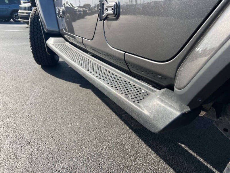 Used 2019 Jeep Wrangler Unlimited Sahara with VIN 1C4HJXEN9KW687721 for sale in Wood River, IL