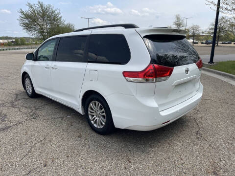 2012 Toyota Sienna XLE 7-Passenger Auto Access Seat