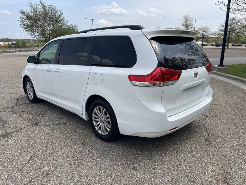 2012 Toyota Sienna XLE 7-Passenger Auto Access Seat
