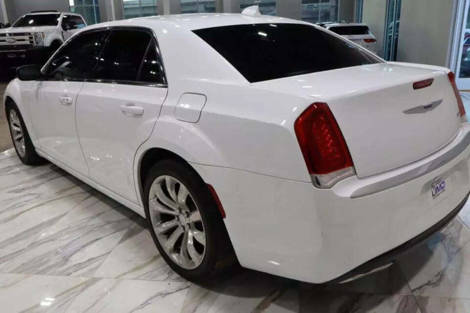 2019 Chrysler 300 for sale at IMD MOTORS, INC in Dallas, TX