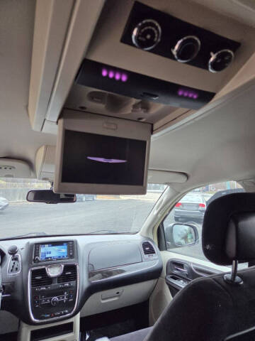 2011 Chrysler Town and Country Touring