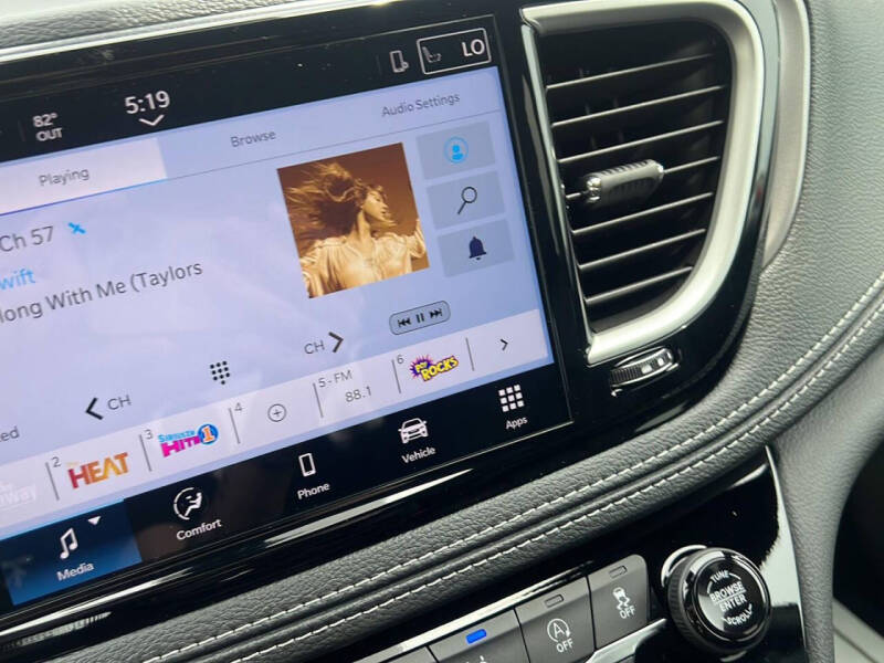 2025 Chrysler Pacifica Select