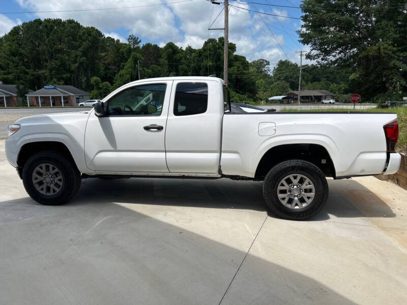 2020 Toyota Tacoma SR's photo