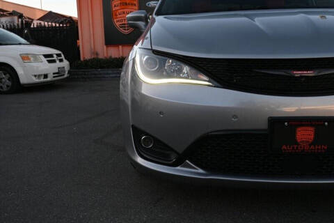 2020 Chrysler Pacifica Hybrid Limited Red S