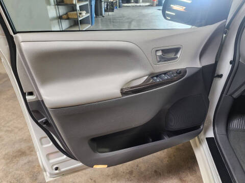 2017 Toyota Sienna XLE 8-Passenger