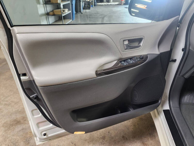 2017 Toyota Sienna XLE 8-Passenger