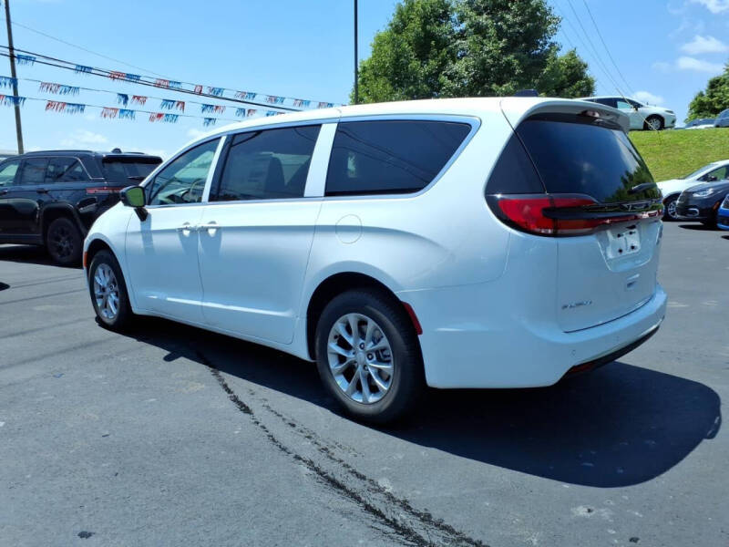 2027 Chrysler Pacifica Select