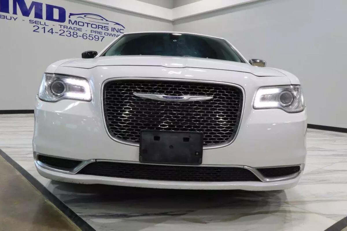 2019 Chrysler 300 for sale at IMD MOTORS, INC in Dallas, TX