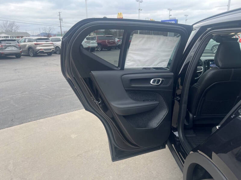 2025 Volvo XC40 B5 Ultra Dark Theme