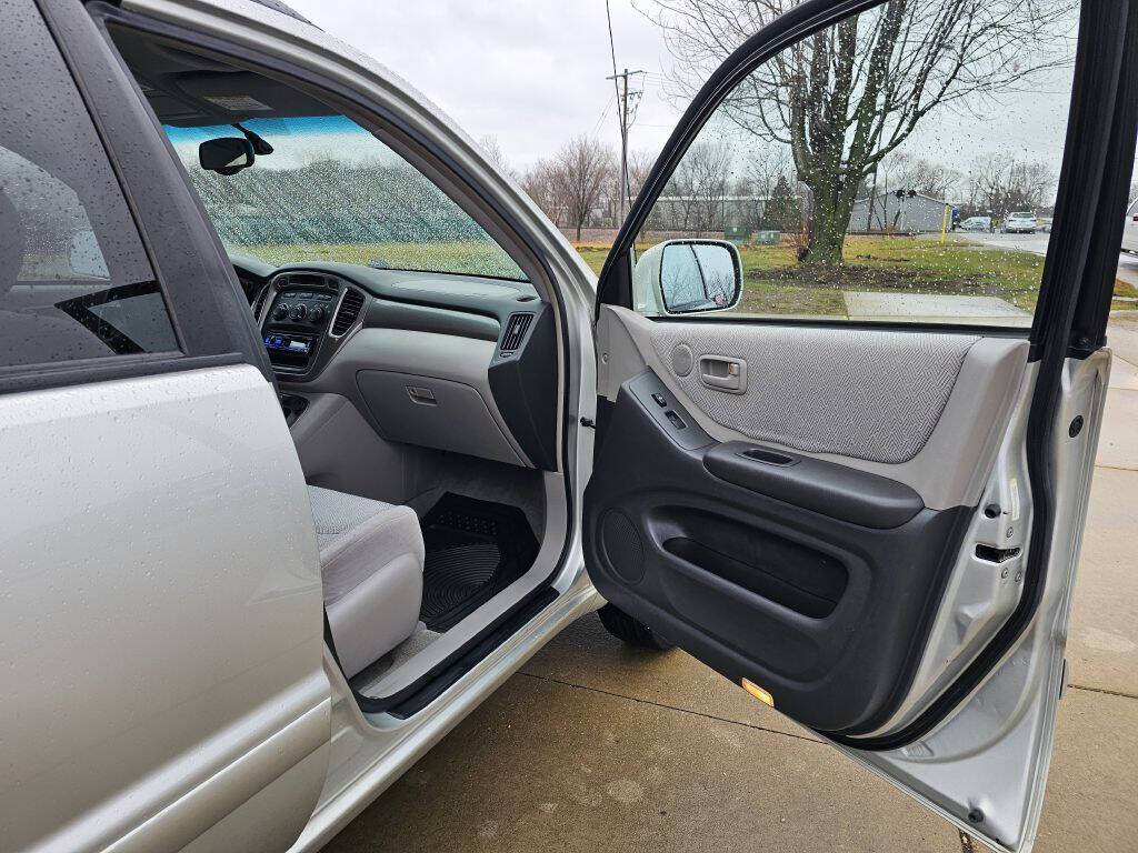 2003 Toyota Highlander for sale at Bigfoot Auto in Hiawatha, IA