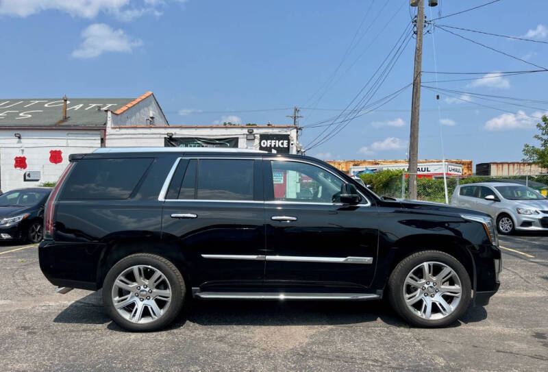 2017 Cadillac Escalade Luxury photo 4