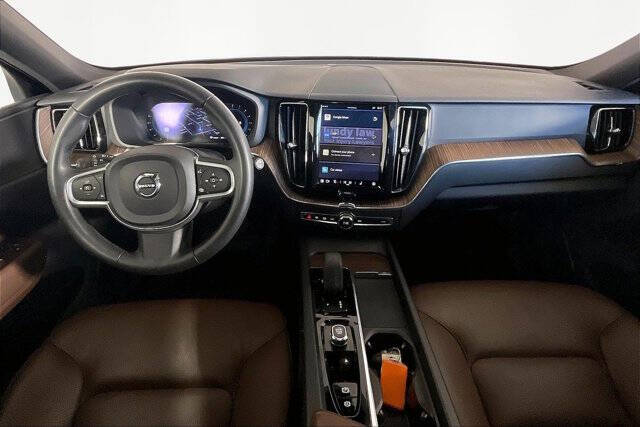 2022 Volvo XC60 B5 Momentum