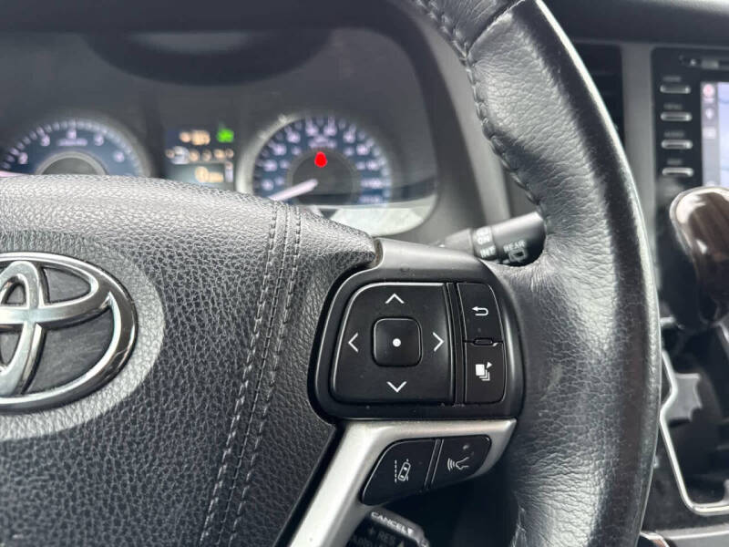 2018 Toyota Sienna XLE 7-Passenger Auto Access Seat