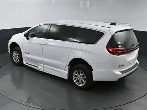 2024 Chrysler Pacifica Touring L