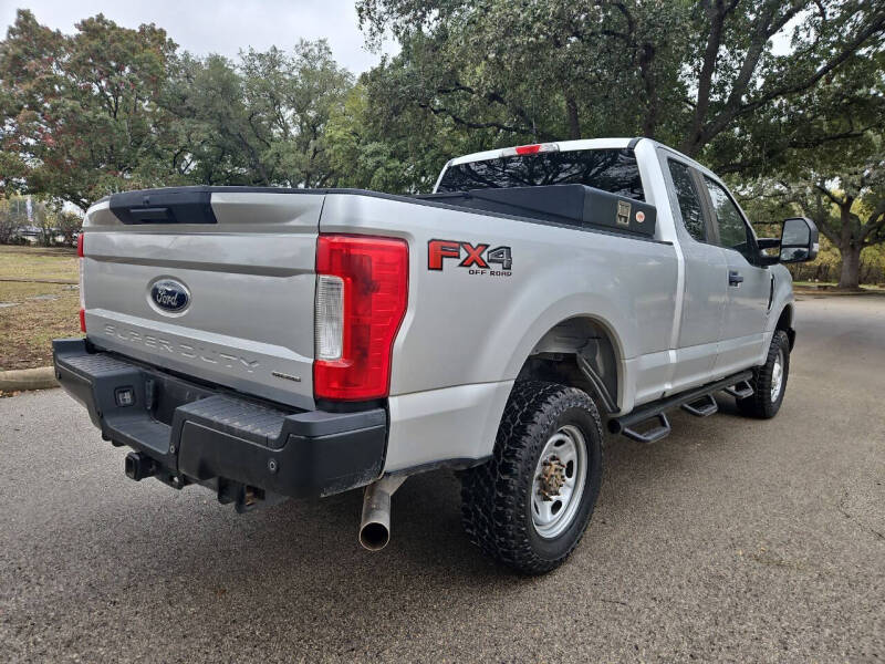 2017 Ford F-250 Super Duty XLT photo 4