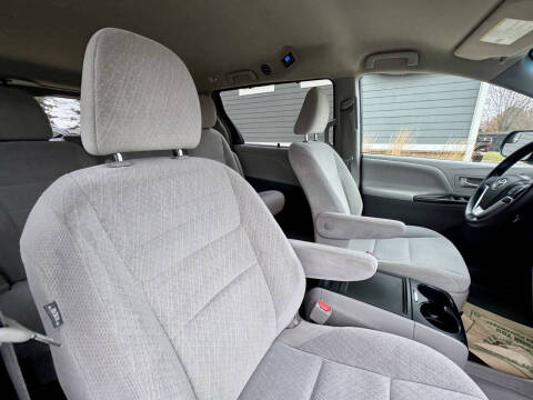 2016 Toyota Sienna LE 8-Passenger
