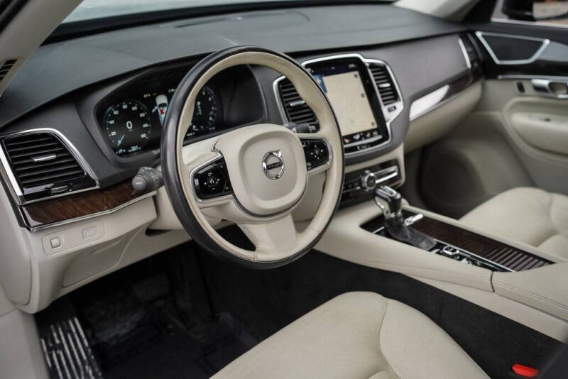 2017 Volvo XC90 T5 Momentum