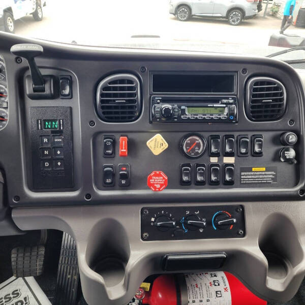 2014 Freightliner 108 SD