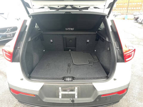 2024 Volvo XC40 B5 Plus Dark Theme