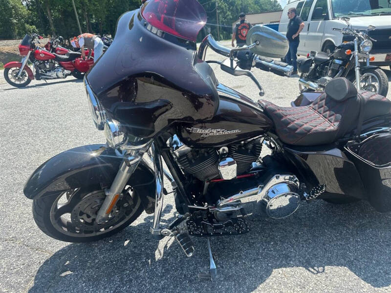 2011 Harley-Davidson FLHX -