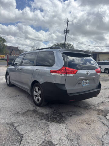2012 Toyota Sienna LE 8-Passenger