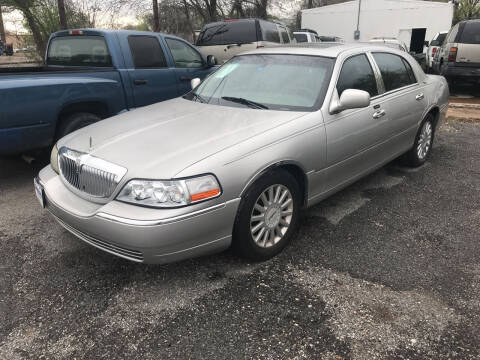 2005 Lincoln Town Car for sale at Simmons Auto Sales in Denison TX