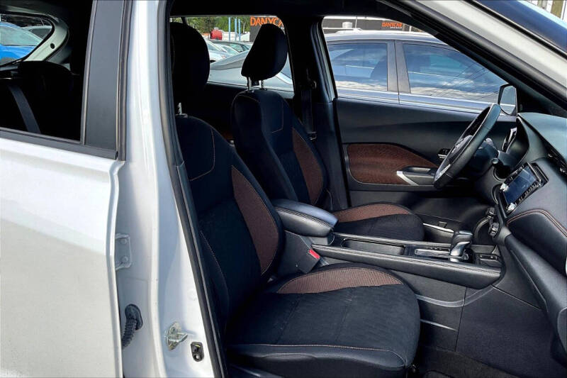 2022 Nissan Kicks SR