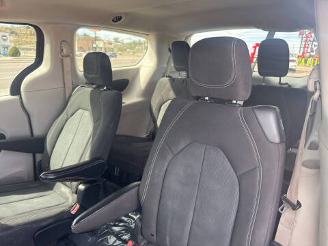 2022 Chrysler Voyager LX