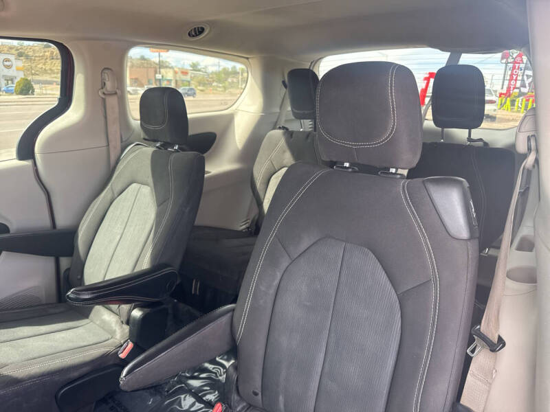2022 Chrysler Voyager LX