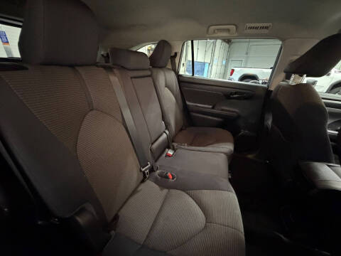 2022 Toyota Highlander LE