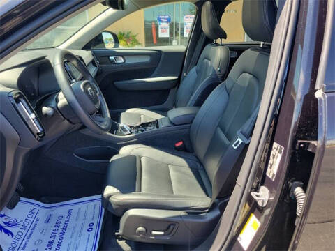 2023 Volvo XC40 B5 Plus Dark Theme