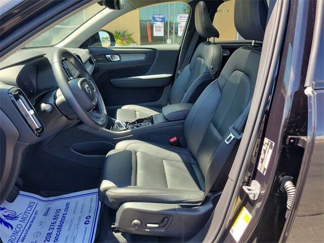 2023 Volvo XC40 B5 Plus Dark Theme