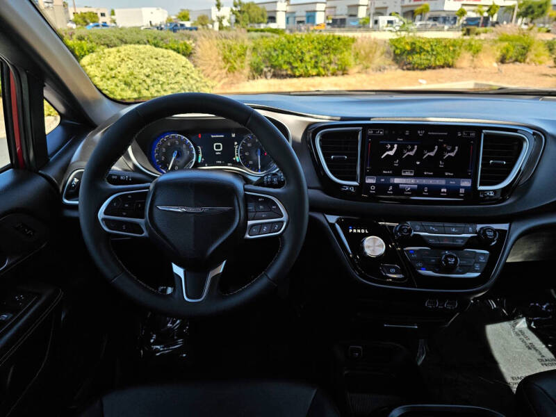 2025 Chrysler Pacifica Select