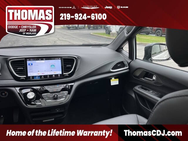 2026 Chrysler Pacifica Select