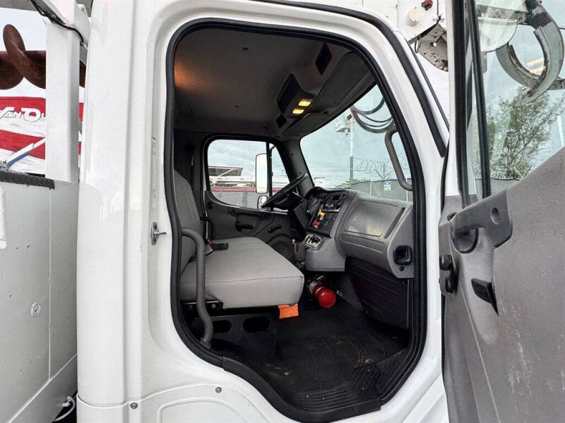 2017 Freightliner M2 106