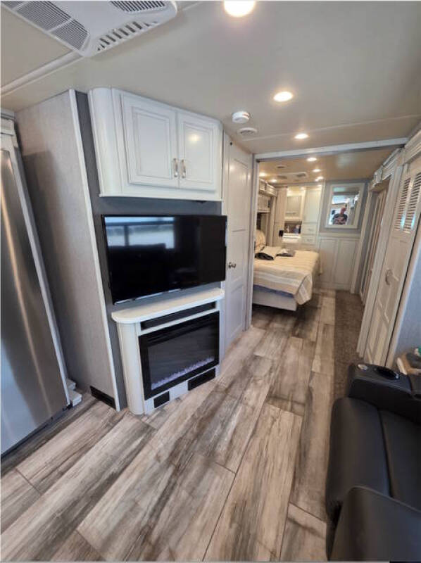 2022 Holiday Rambler Endeavor 38K