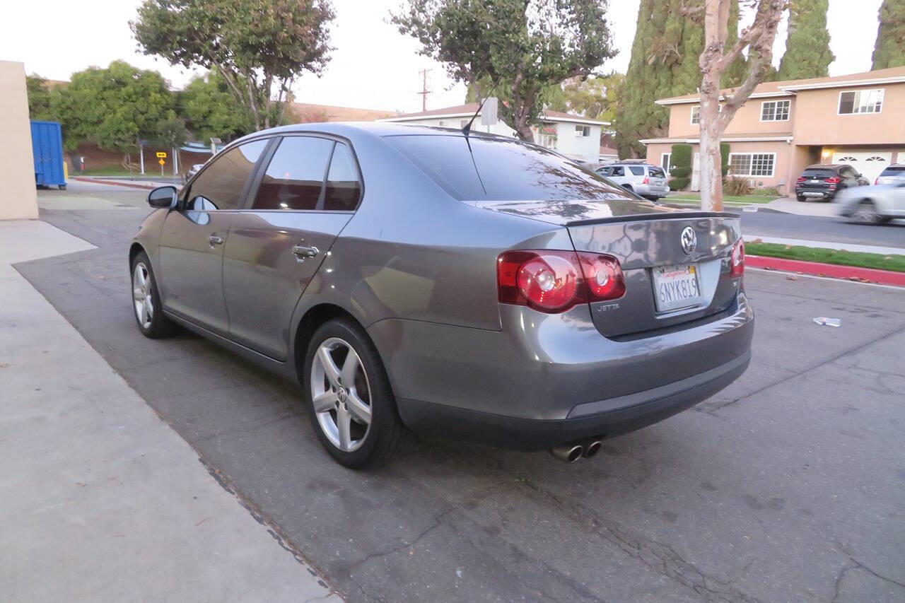 2010 Volkswagen Jetta for sale at The Car Vendor LLC in Bellflower, CA