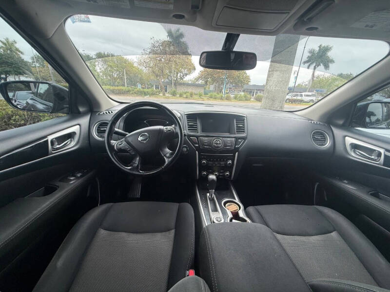 2017 Nissan Pathfinder SV