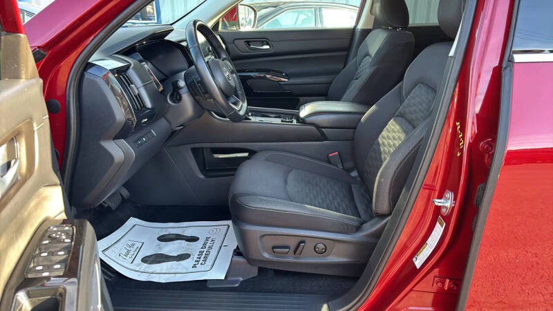 2022 Nissan Pathfinder SV